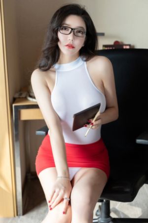 她唇之下